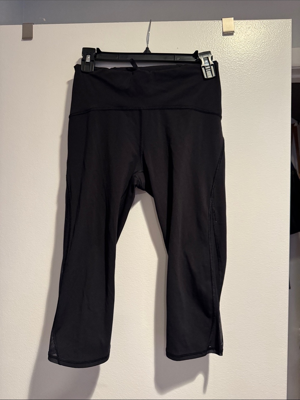 Lululemon women’s Black Performance Capri Leggings